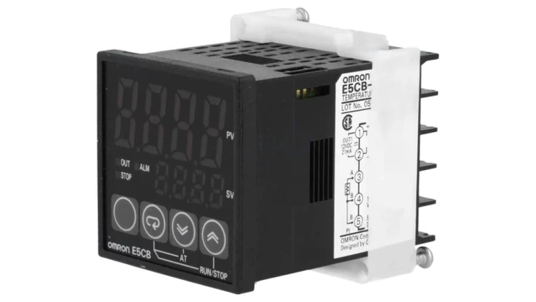 E5CB-Q1P Moduł typu regulator Pt100 temperatury z wyjściami typu SSR i SPST-NO, montowany na panel