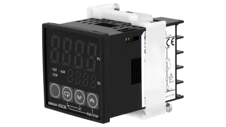 E5CB-R1TC Moduł typu regulator temperatury z wyjściami typu SPST-NO i SPST-NO, montowany na panel