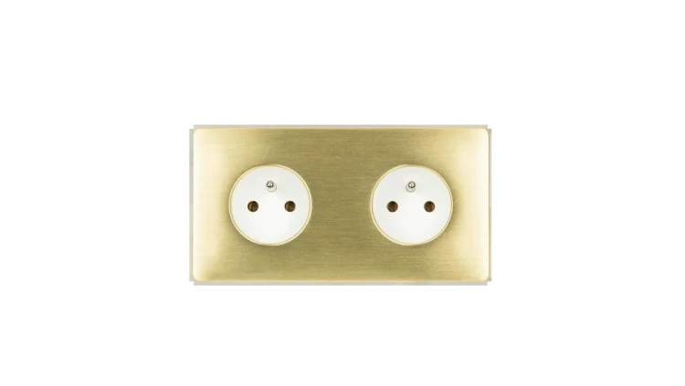 Gniazdko elektryczne białe podwójne ramka stal szczotkowana PVD Brass GN-SNPBR02B