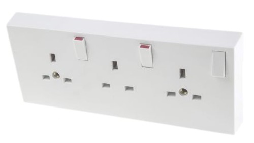 Gniazdo wtykowe potrójne natynkowe z przełącznikiem kolor Biały W budynkach, 13A, IP40 230V ac
