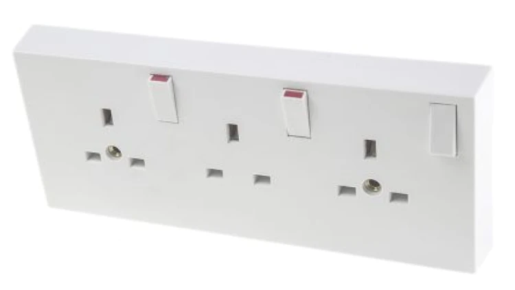 Gniazdo wtykowe potrójne natynkowe z przełącznikiem kolor Biały W budynkach, 13A, IP40 230V ac
