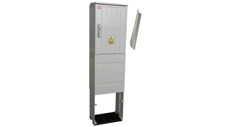 Rozdzielnica elektryczna, obudowa termoutwardzalna na fundamencie z kątownikami typ OZ40x60+F